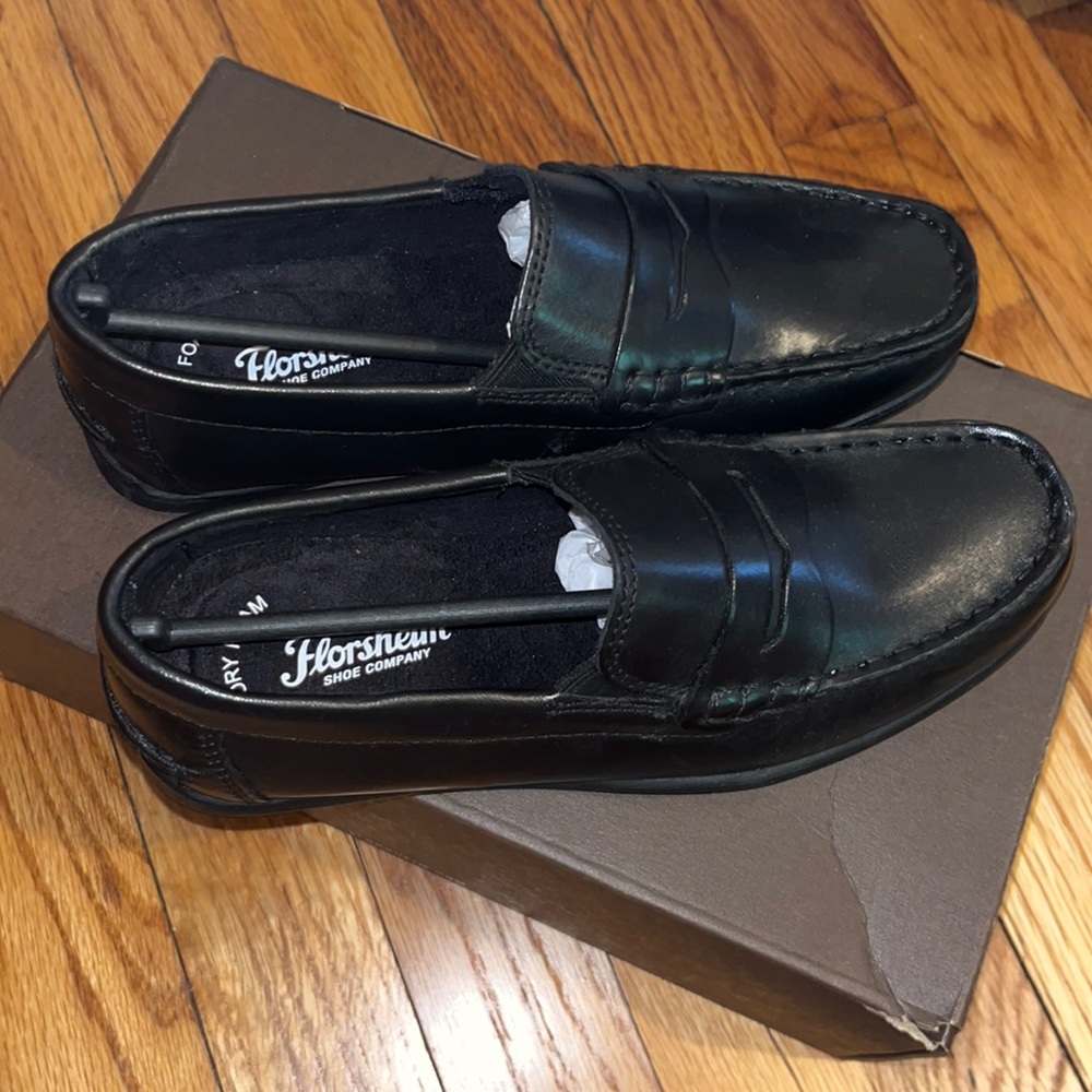 NWT BOYS SIZE 2M Florsheim penny loafers